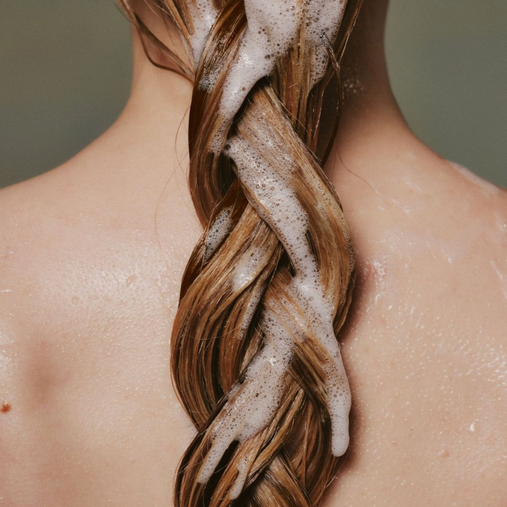 HER OWN ALONE atkuriamasis šampūnas su keratinu, 300 ml